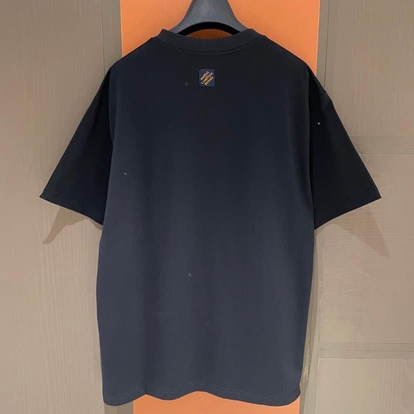 Camiseta artesanal con lentejuelas bordadas