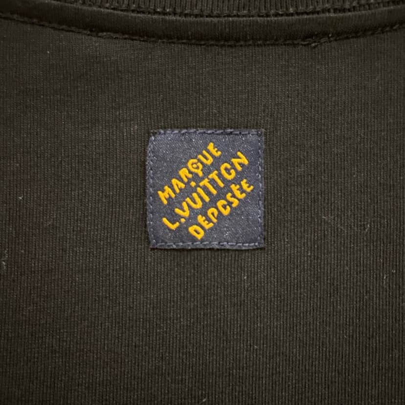 Camiseta artesanal con lentejuelas bordadas