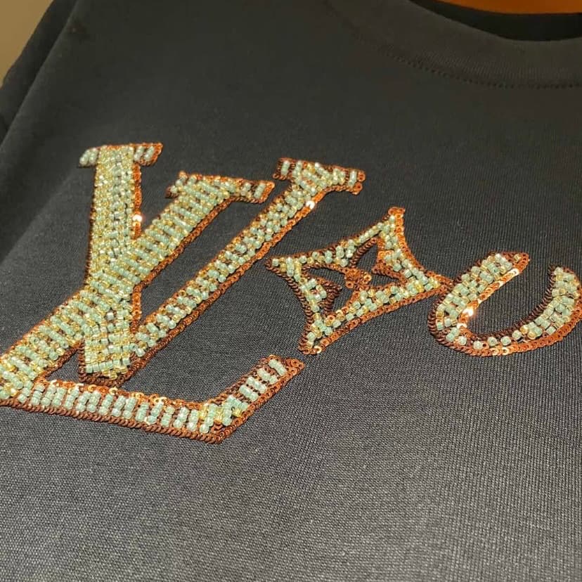 Camiseta artesanal con lentejuelas bordadas