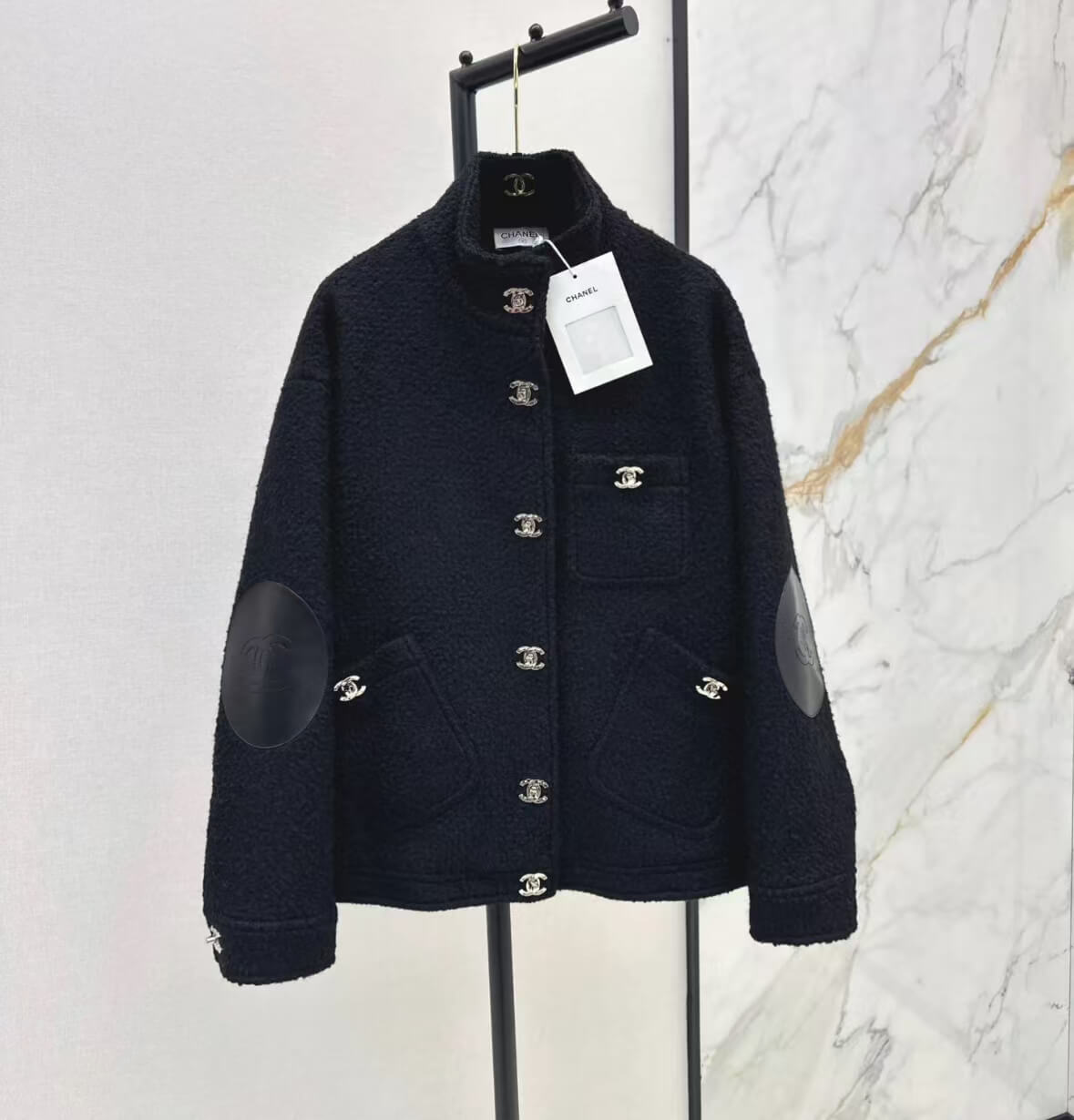 Chaqueta minimalista de piel de cordero con estilo