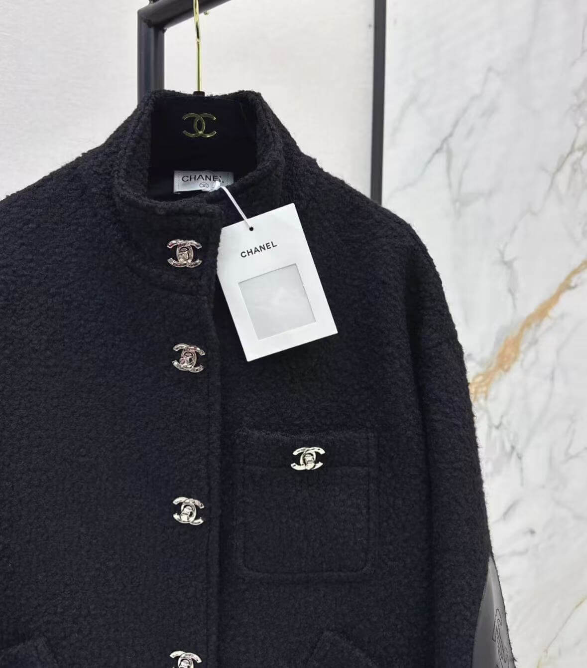 Chaqueta minimalista de piel de cordero con estilo