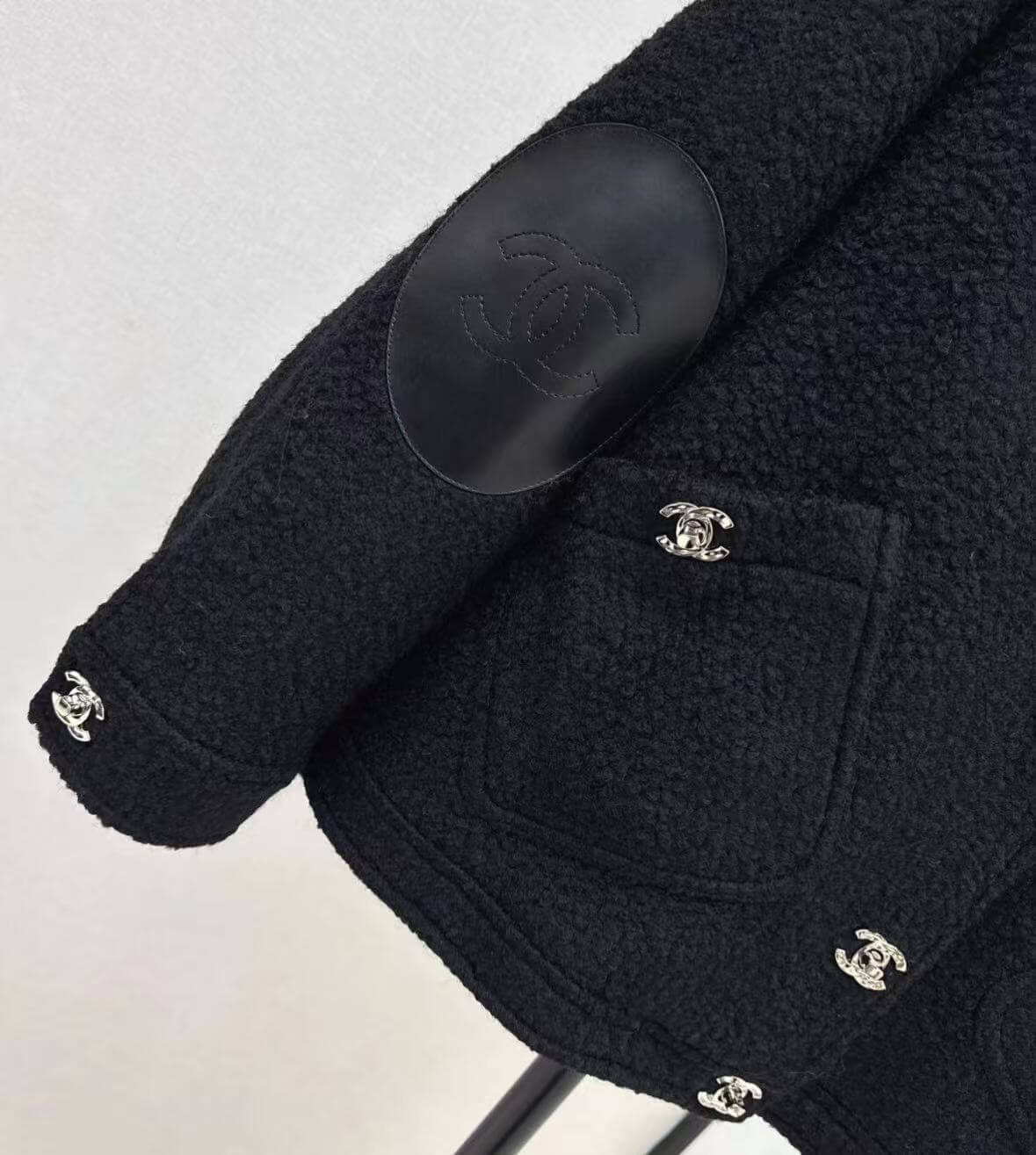 Chaqueta minimalista de piel de cordero con estilo