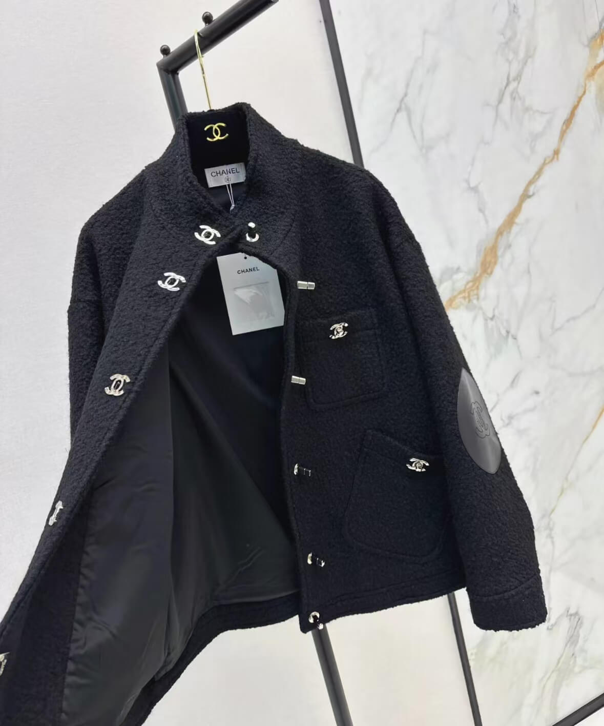 Chaqueta minimalista de piel de cordero con estilo