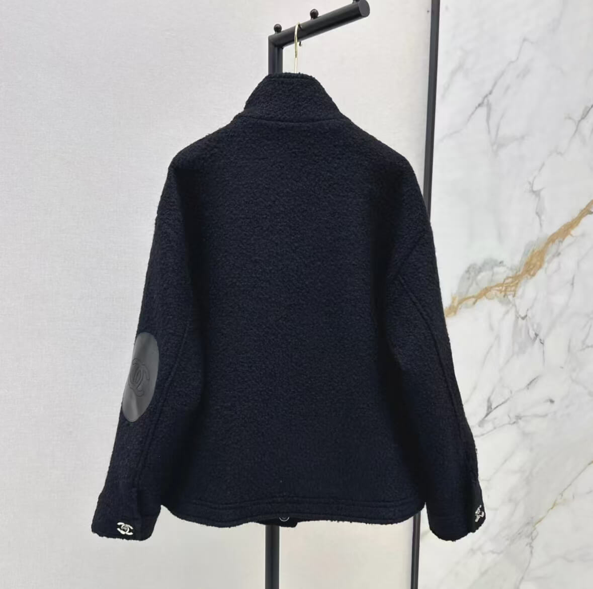 Chaqueta minimalista de piel de cordero con estilo