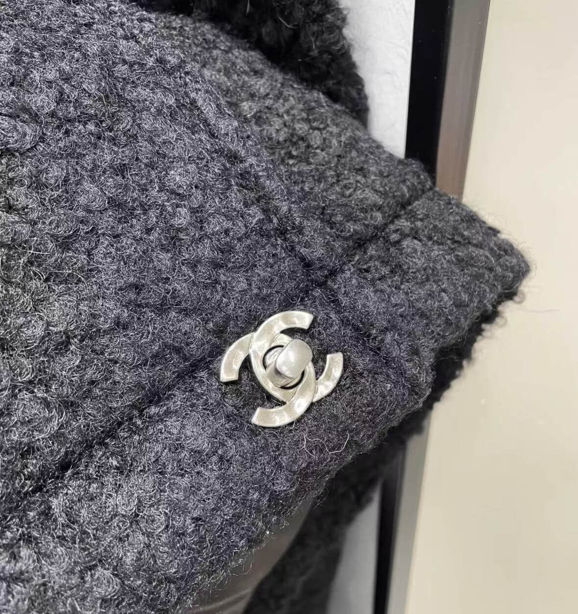 Chaqueta minimalista de piel de cordero con estilo
