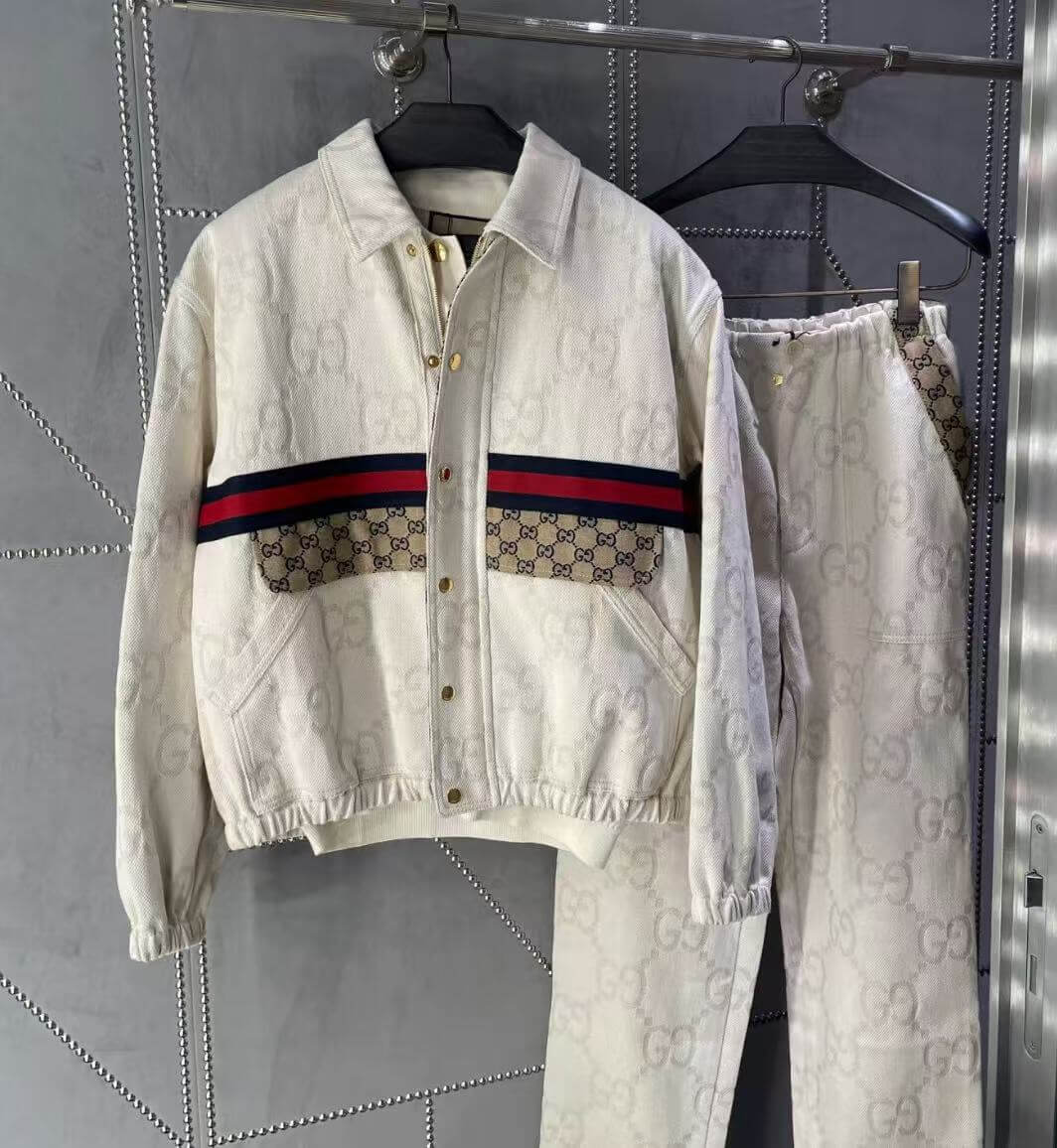 Conjunto estampado clásico con patrón sutil