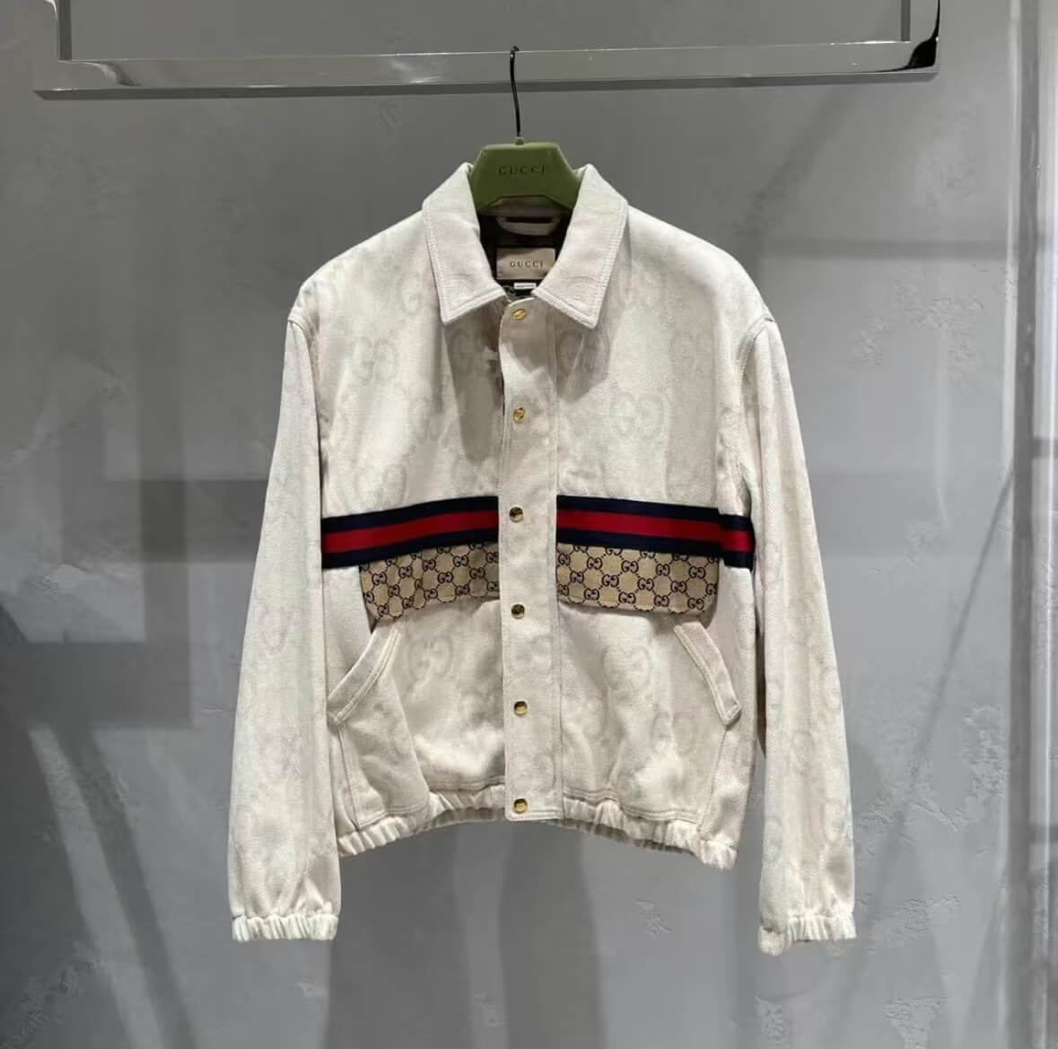 Conjunto estampado clásico con patrón sutil