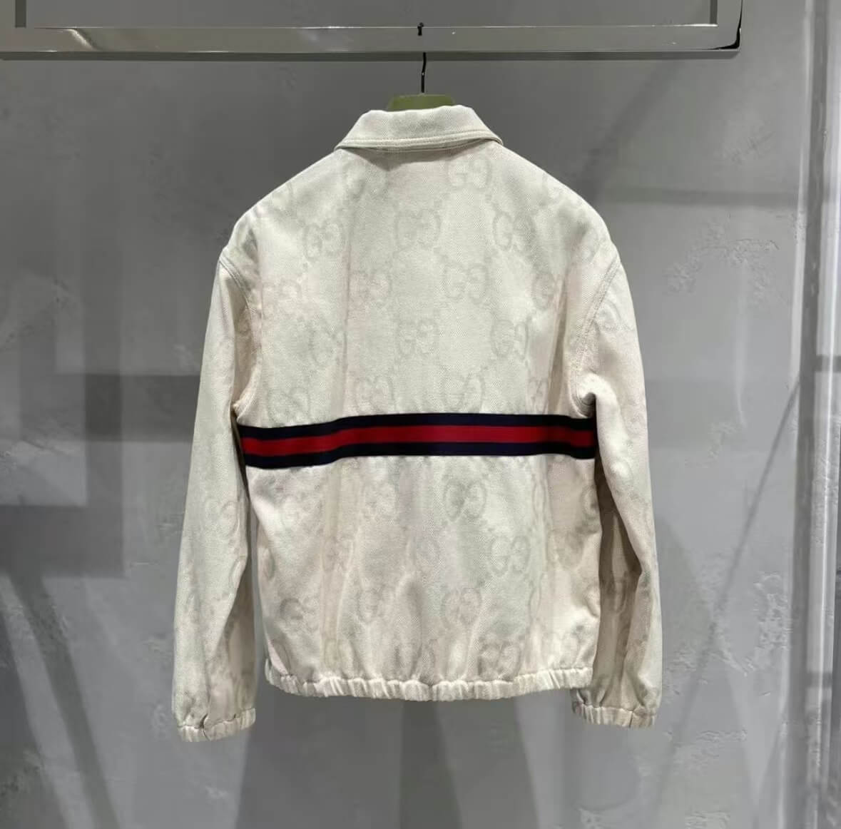 Conjunto estampado clásico con patrón sutil