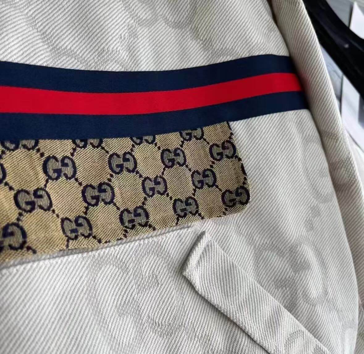 Conjunto estampado clásico con patrón sutil