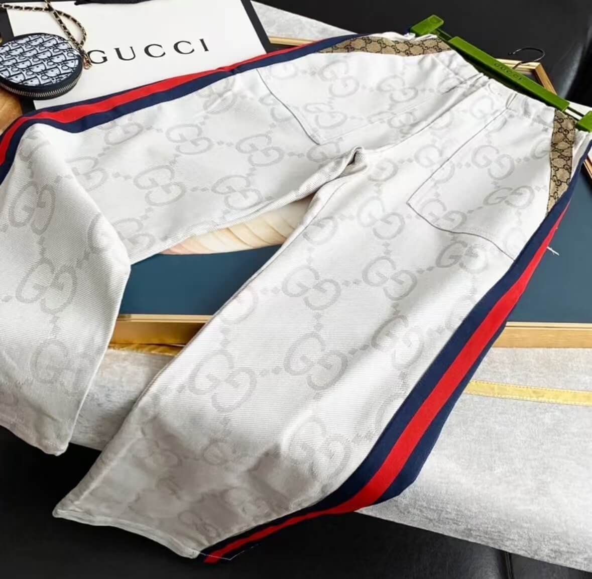 Conjunto estampado clásico con patrón sutil