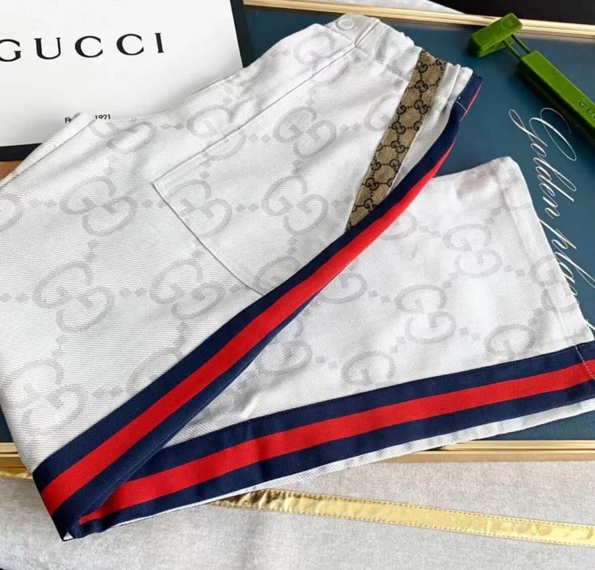 Conjunto estampado clásico con patrón sutil
