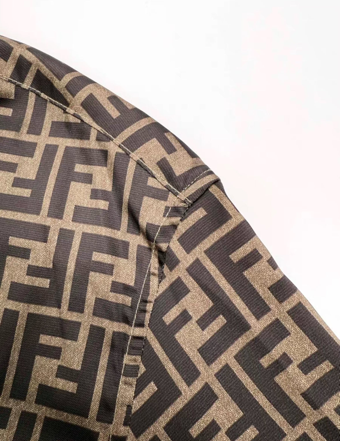 Camisa de manga corta con letras de moda en tonos marrones
