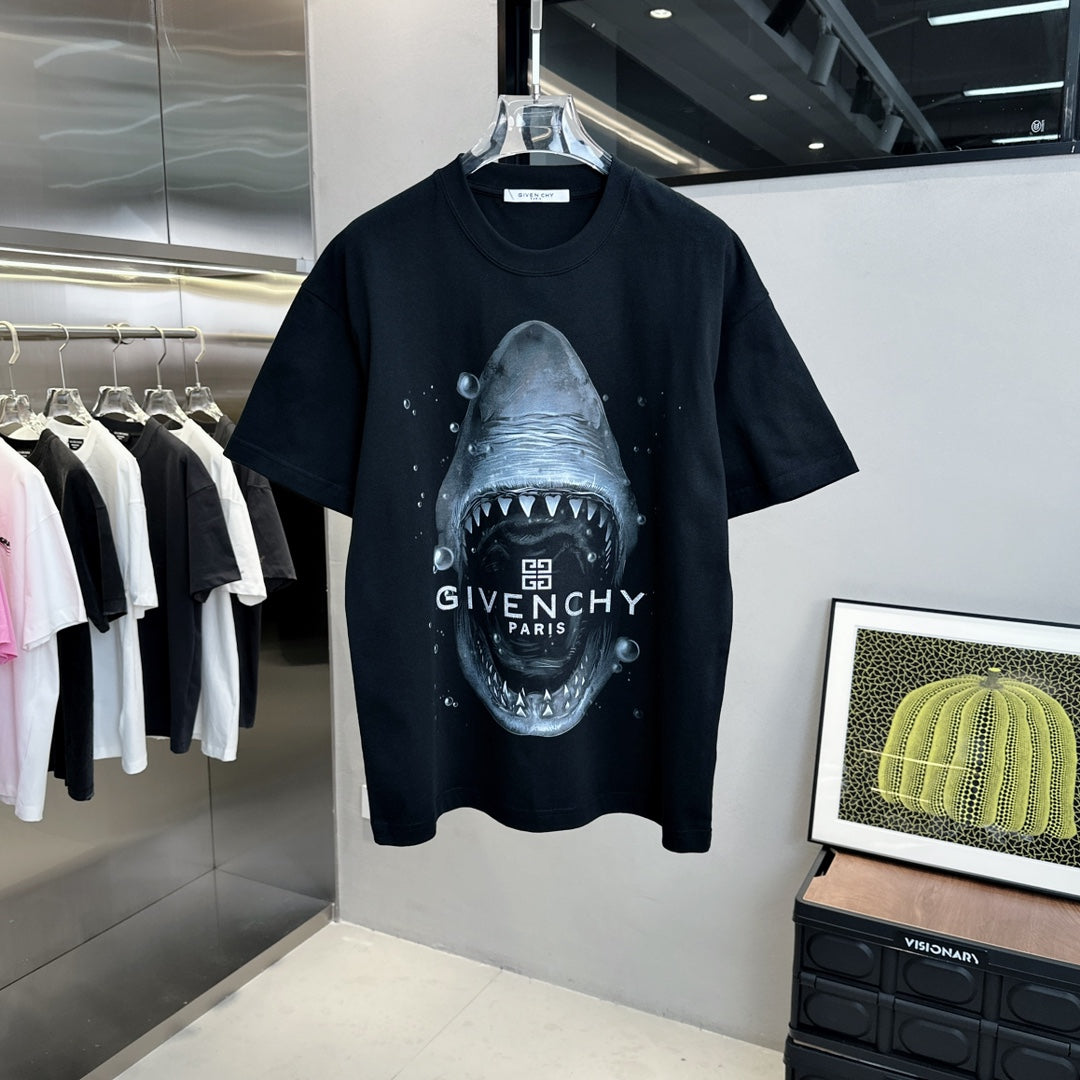Camiseta con estampado de tiburón