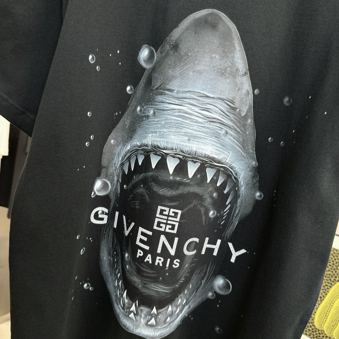 Camiseta con estampado de tiburón