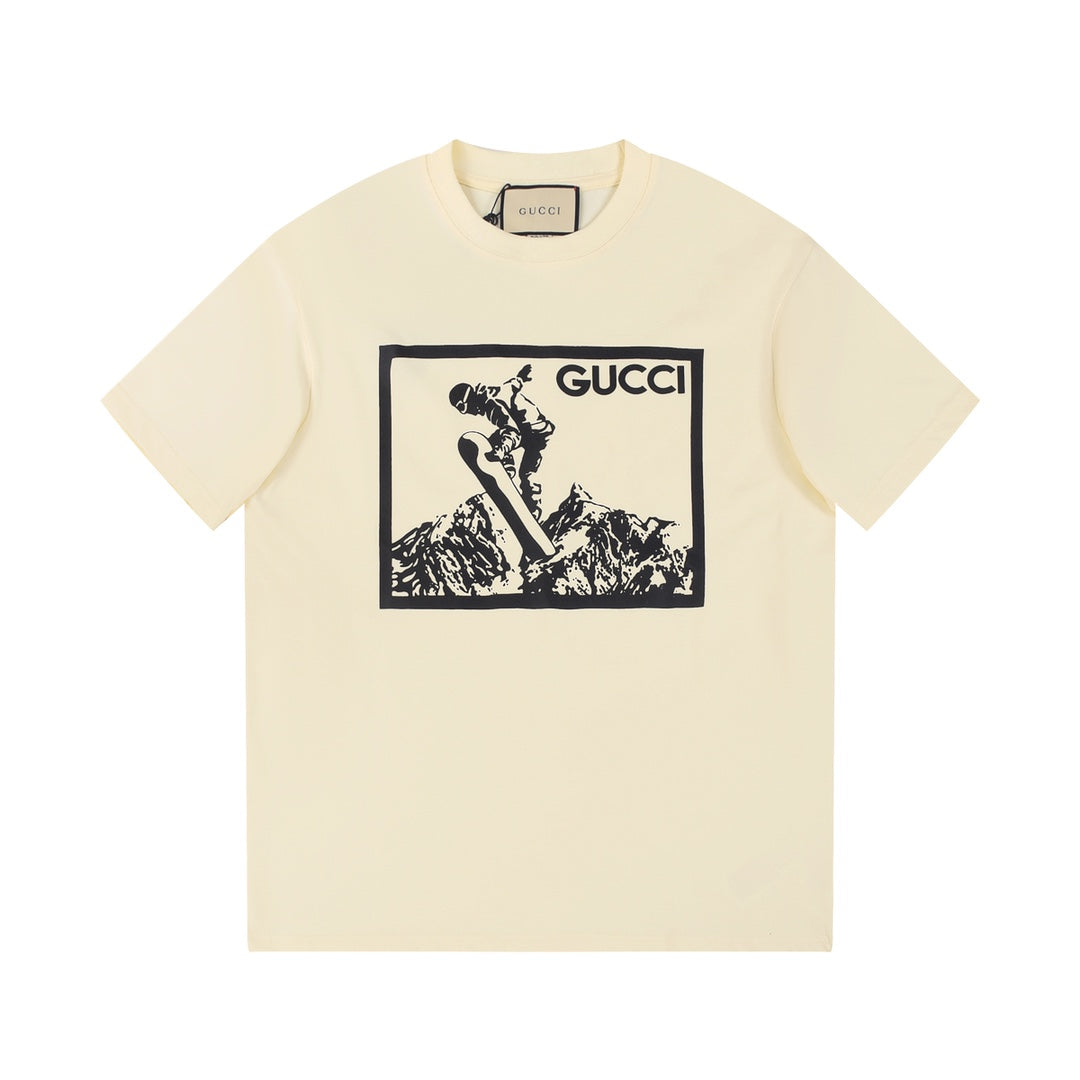 Camiseta con estampado de montaña nevada