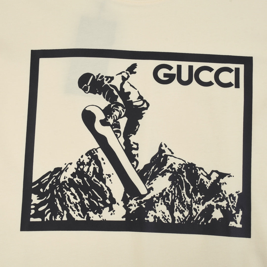 Camiseta con estampado de montaña nevada