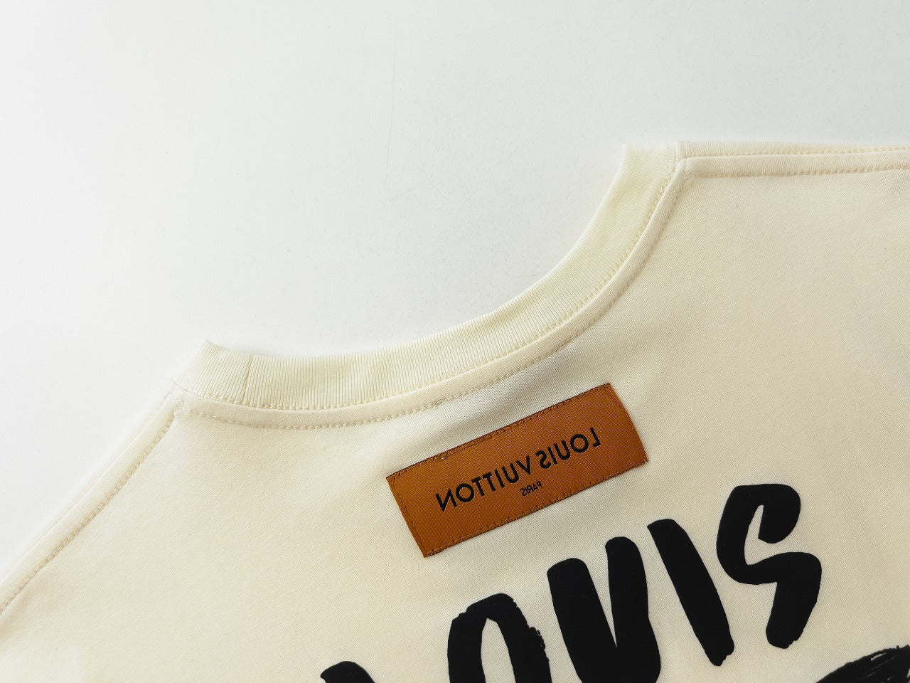 Camiseta con estampado clásico en la parte delantera y trasera