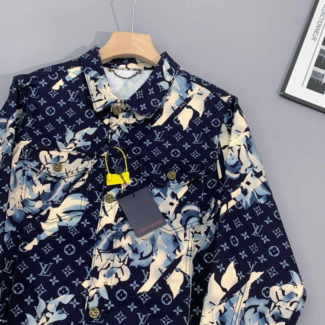 Chaqueta vaquera con estampado floral por todas partes