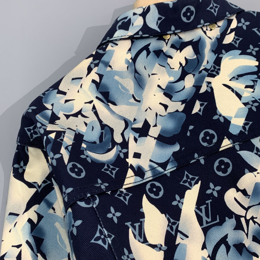 Chaqueta vaquera con estampado floral por todas partes