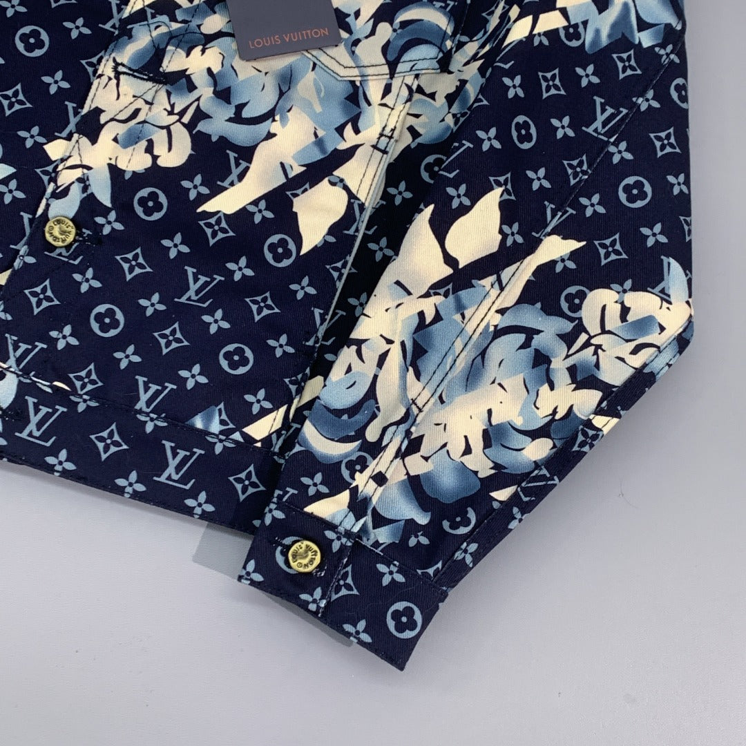 Chaqueta vaquera con estampado floral por todas partes