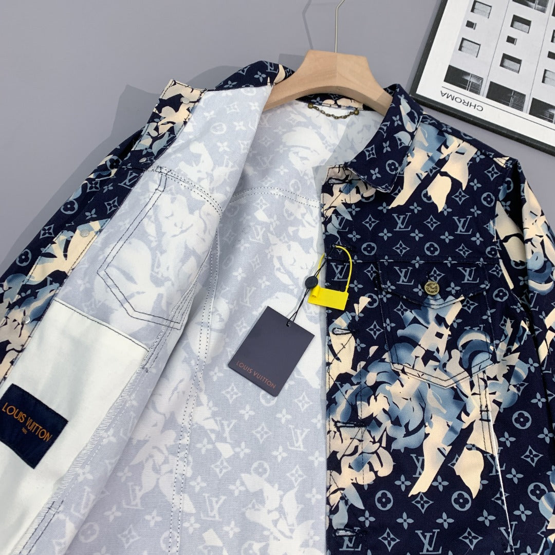 Chaqueta vaquera con estampado floral por todas partes