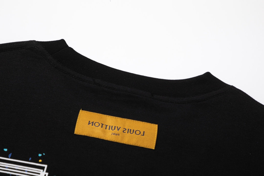 Camiseta con estampado de grafiti amarillo