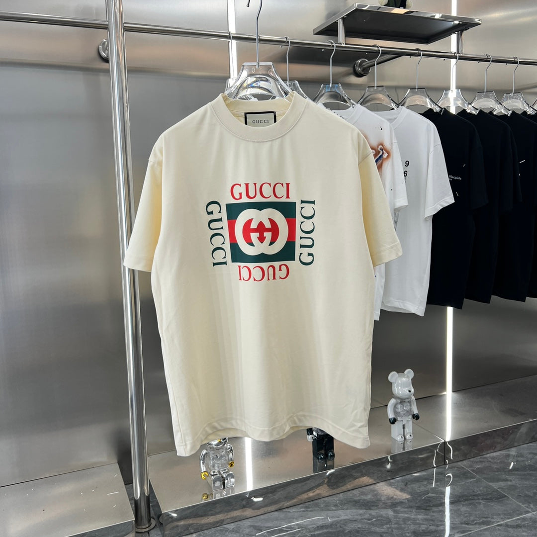 Camiseta con estampado rojo y verde