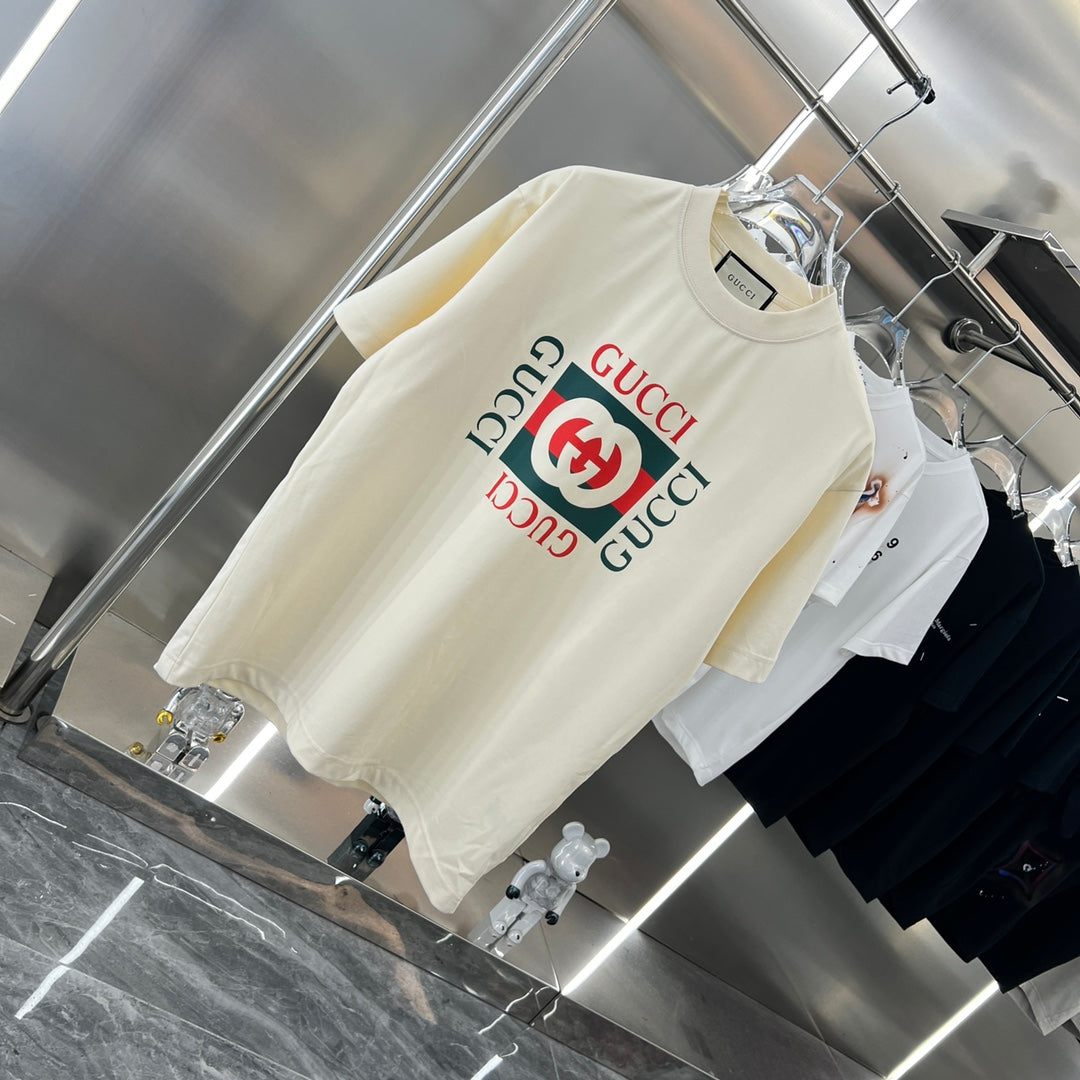 Camiseta con estampado rojo y verde