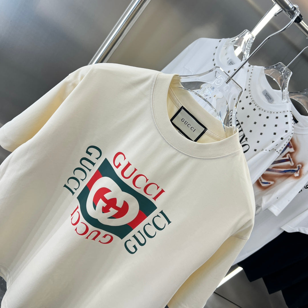 Camiseta con estampado rojo y verde