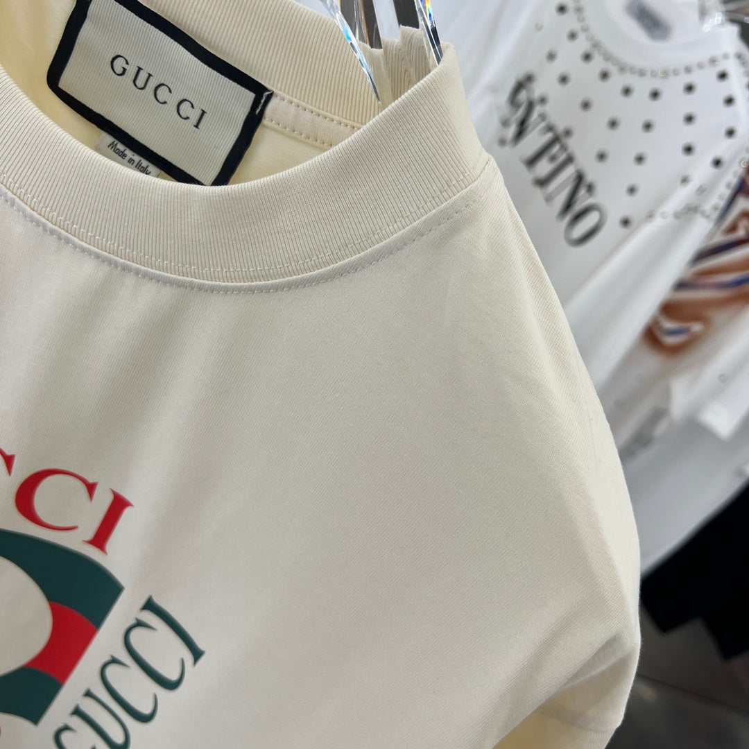 Camiseta con estampado rojo y verde