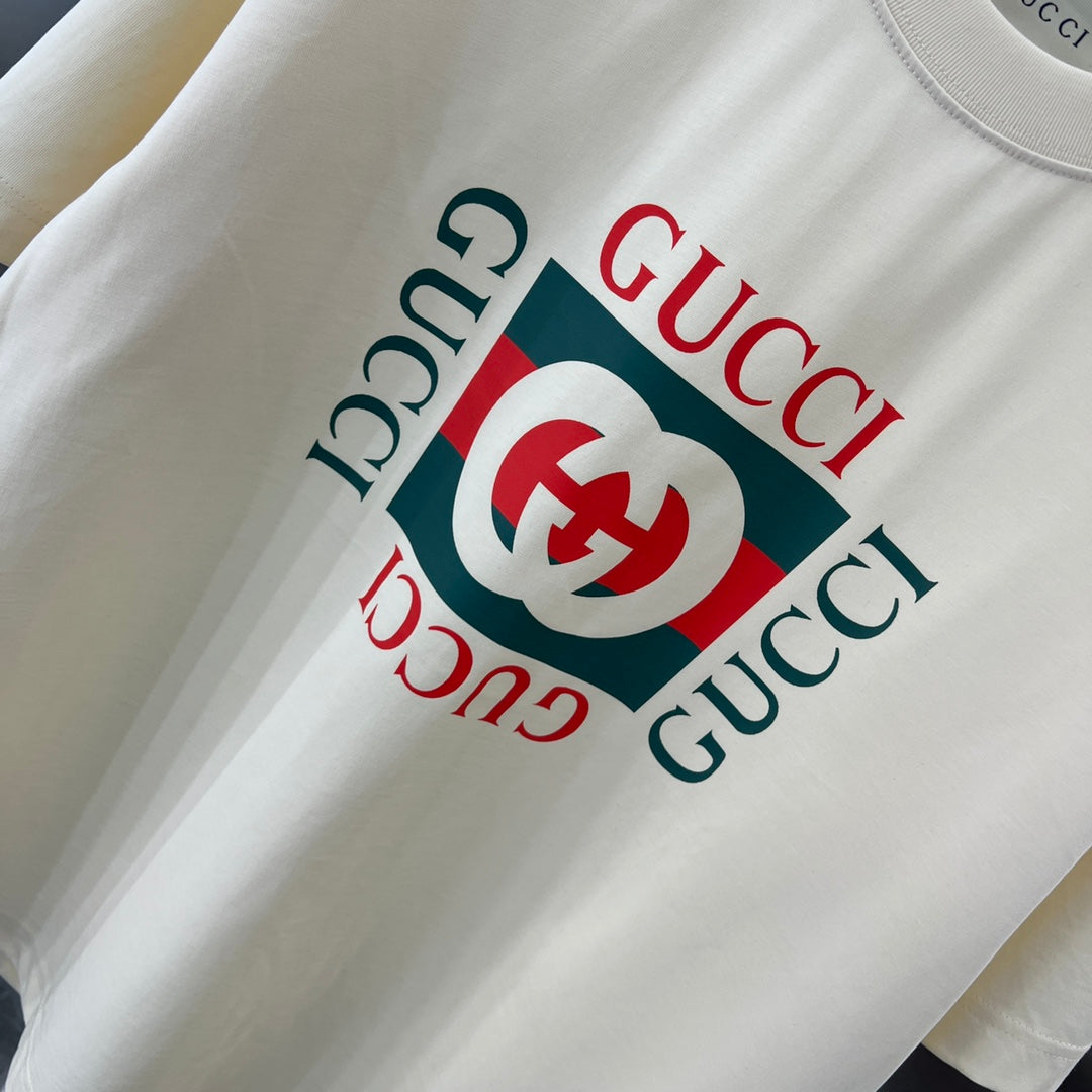 Camiseta con estampado rojo y verde
