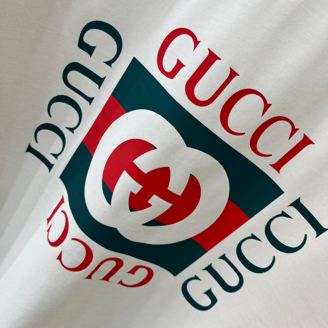 Camiseta con estampado rojo y verde