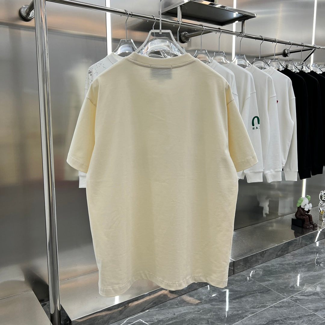 Camiseta con estampado rojo y verde