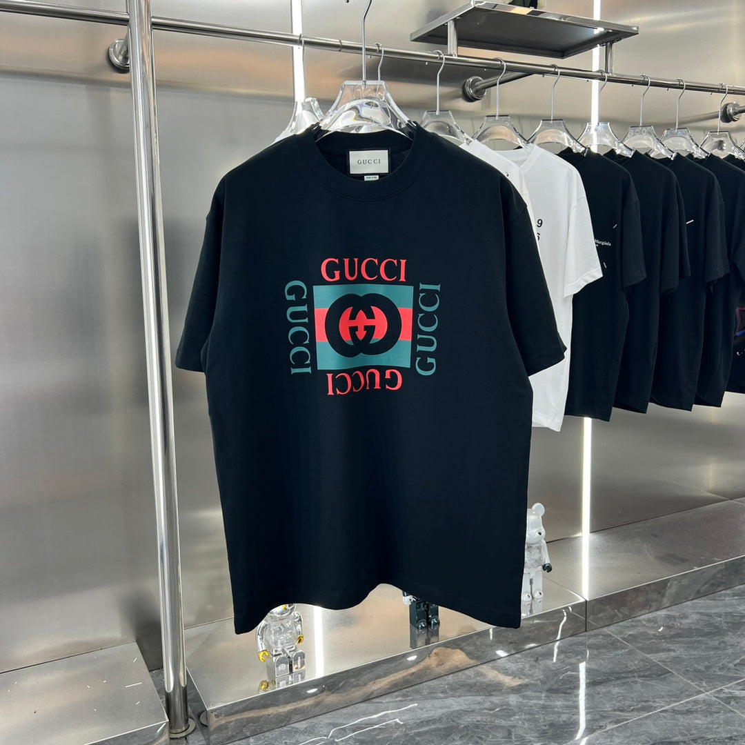 Camiseta con estampado rojo y verde