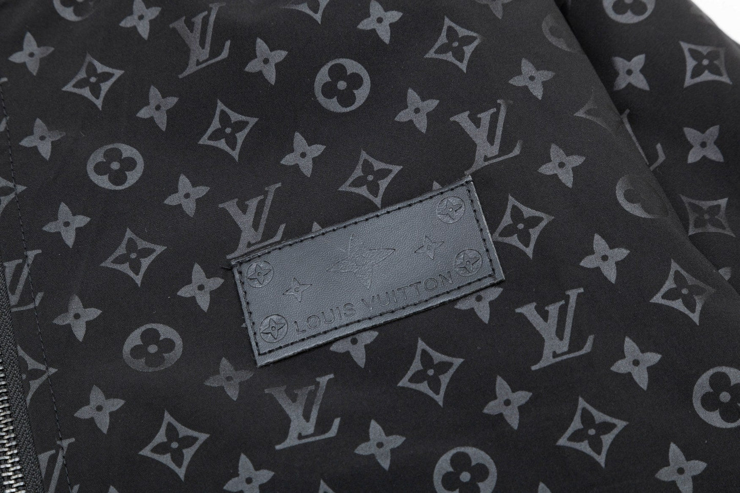 Chaqueta negra con estampado completo