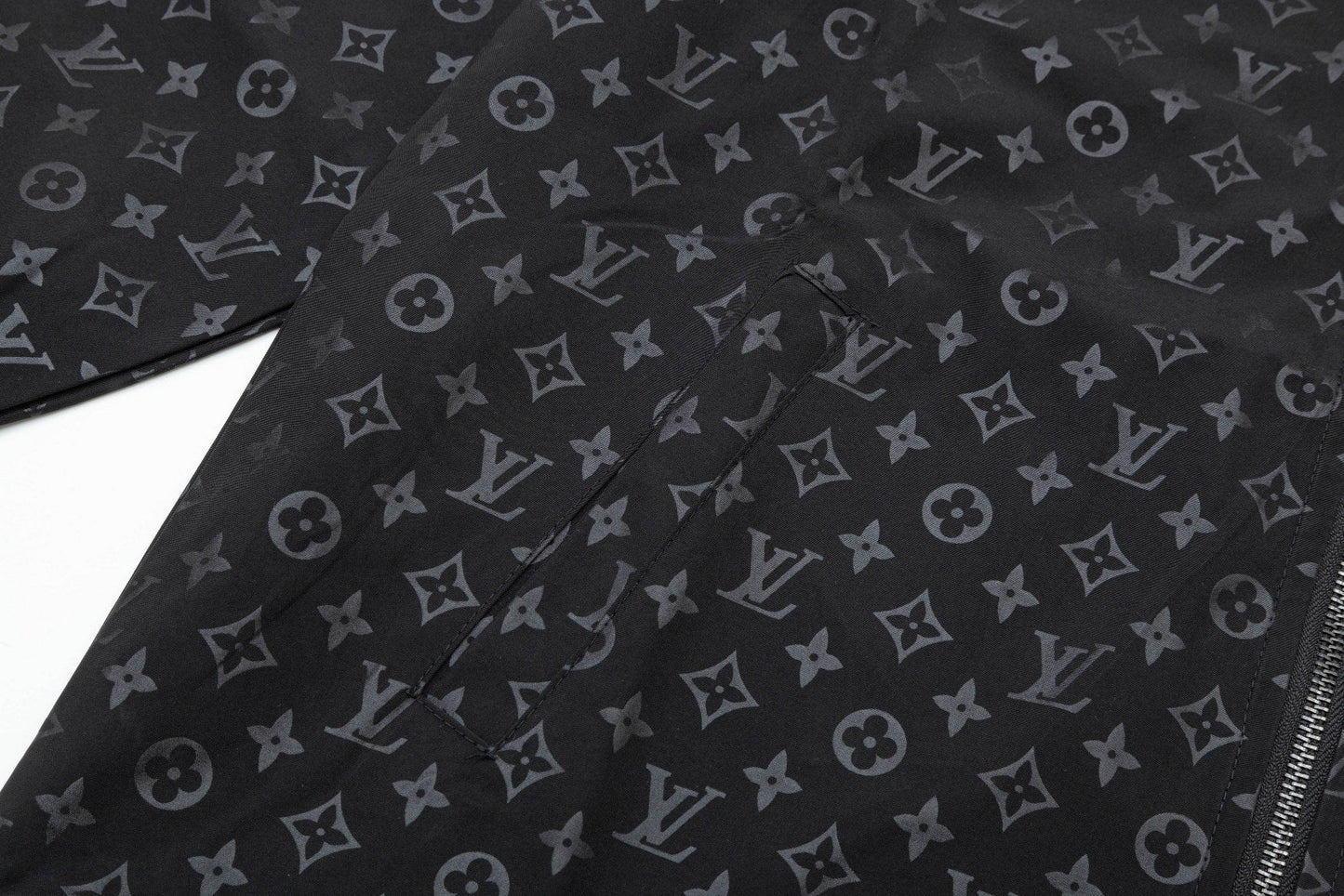 Chaqueta negra con estampado completo