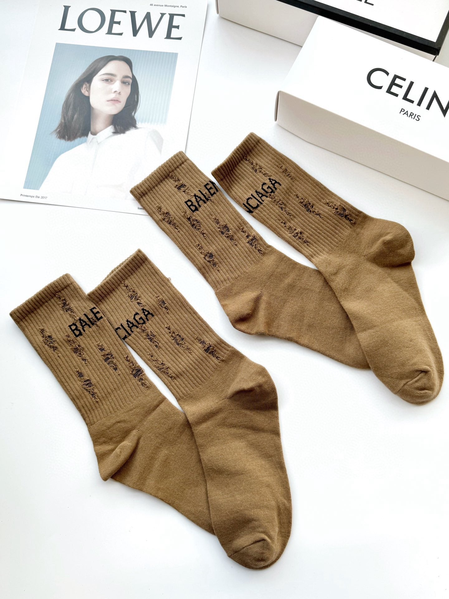 Calcetines con letras clásicas marrones