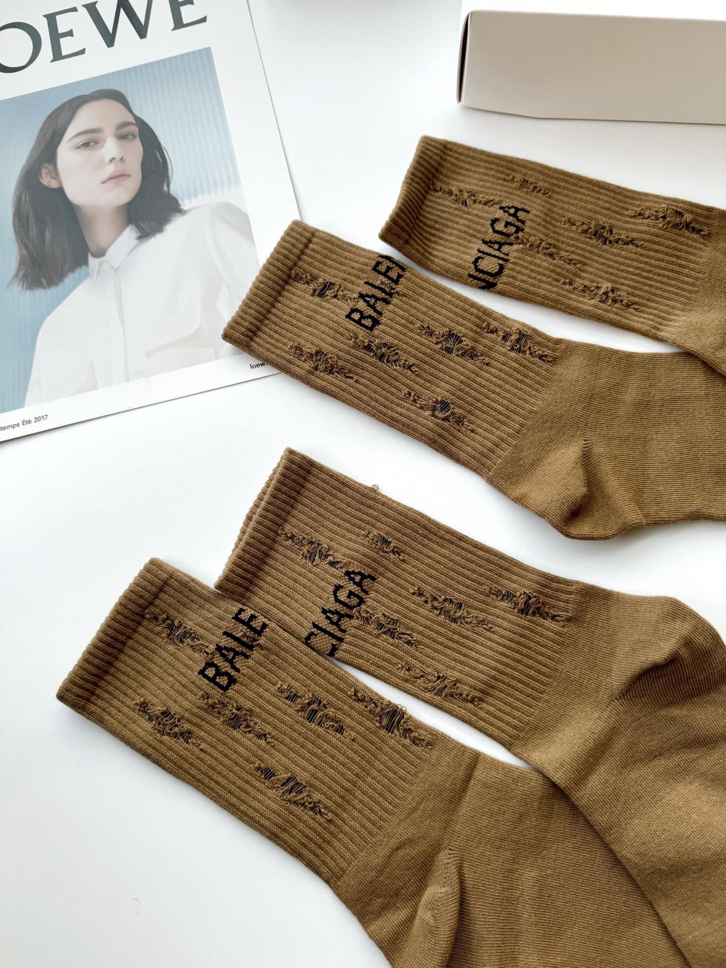 Calcetines con letras clásicas marrones
