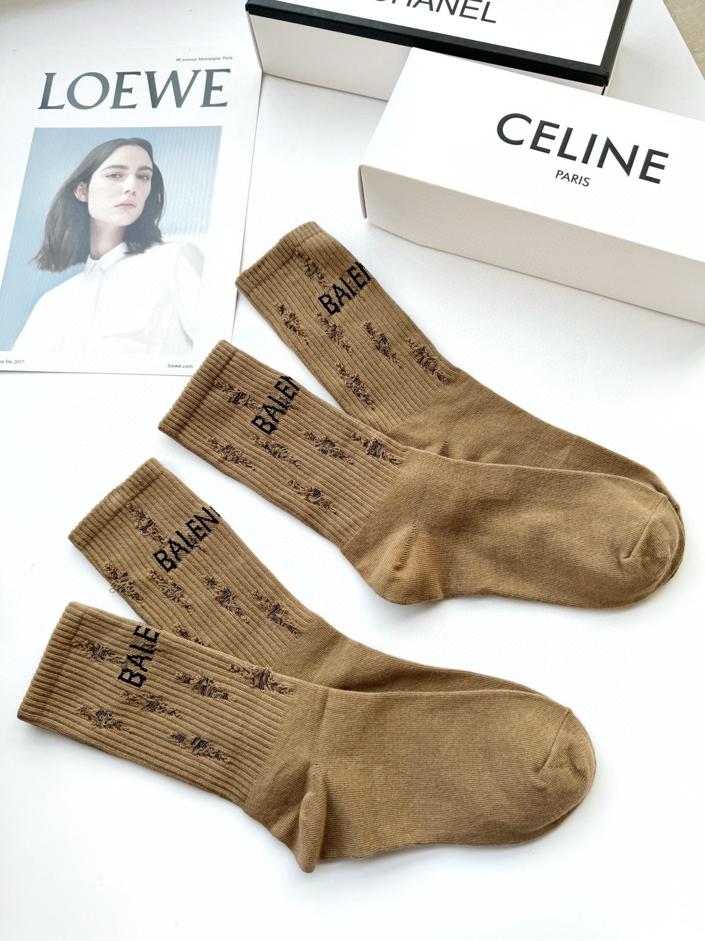 Calcetines con letras clásicas marrones