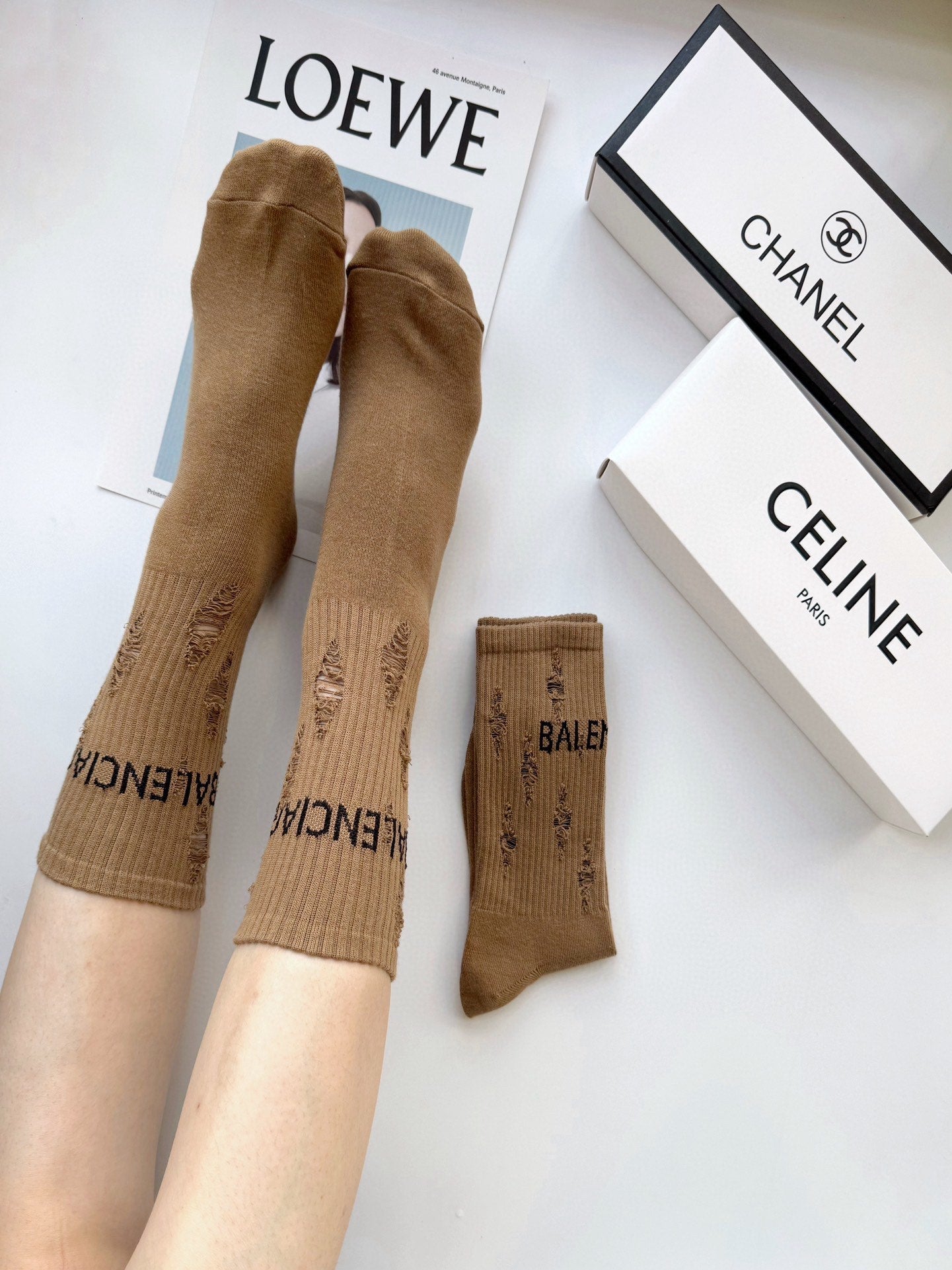 Calcetines con letras clásicas marrones