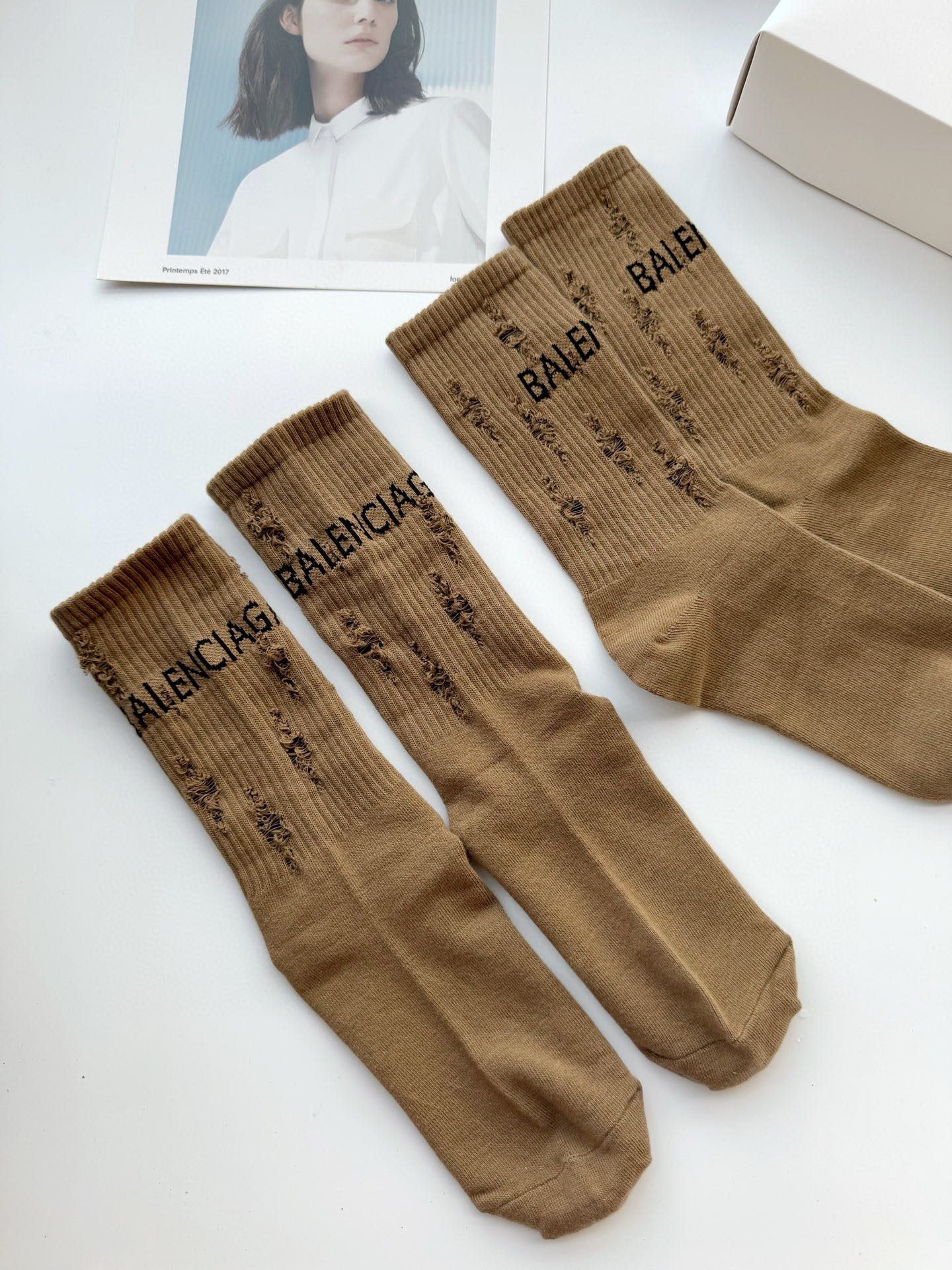 Calcetines con letras clásicas marrones