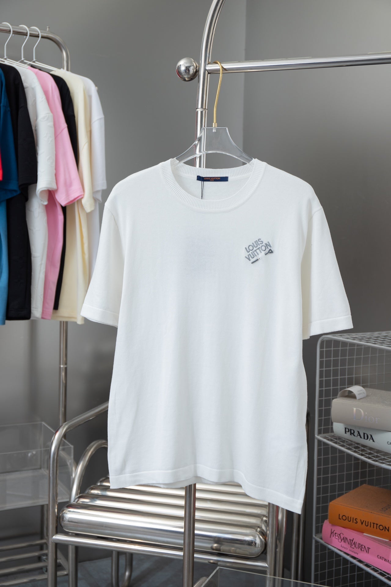 Camiseta con bordado de alfileres