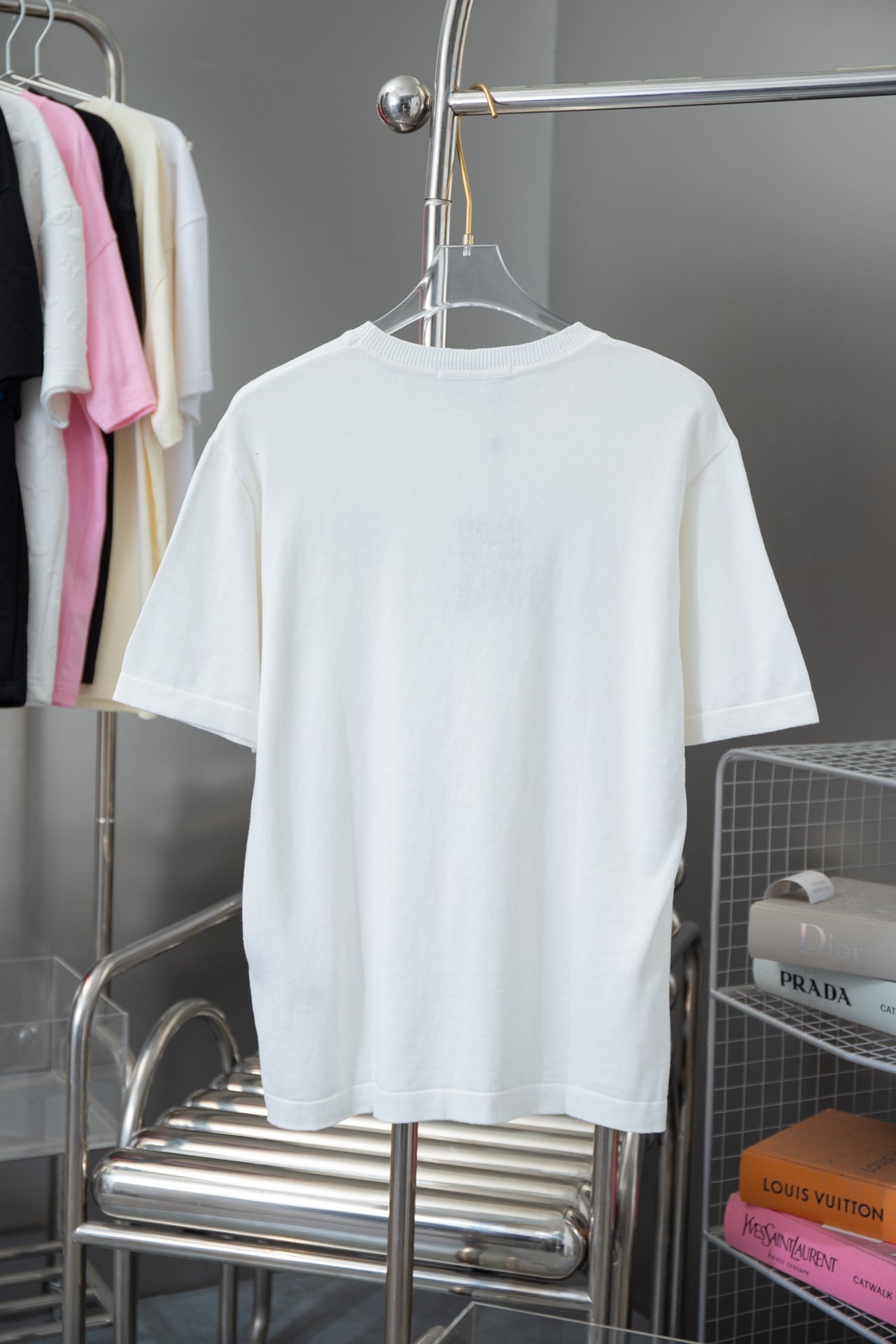 Camiseta con bordado de alfileres