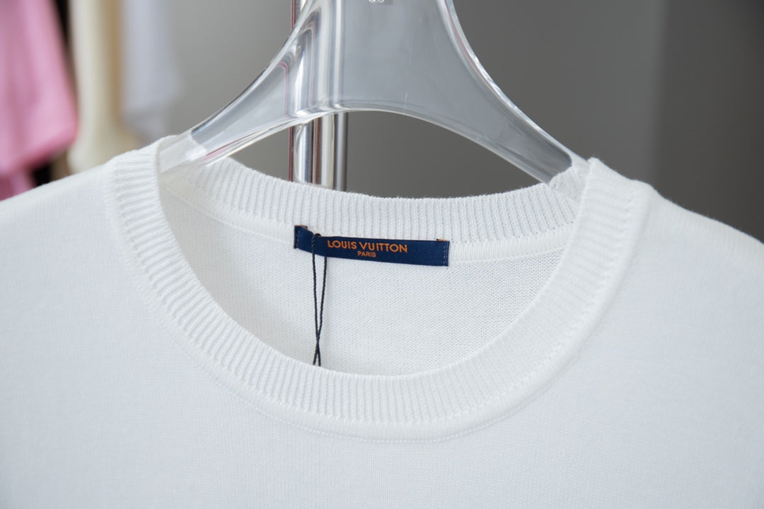 Camiseta con bordado de alfileres