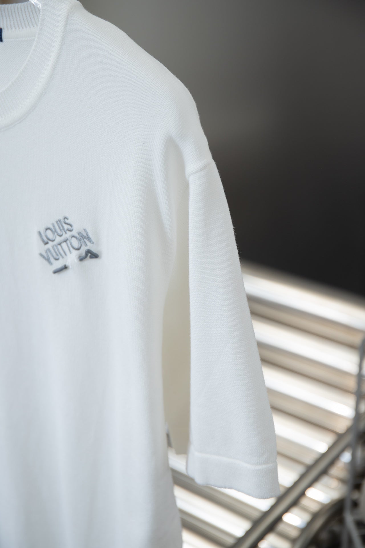 Camiseta con bordado de alfileres