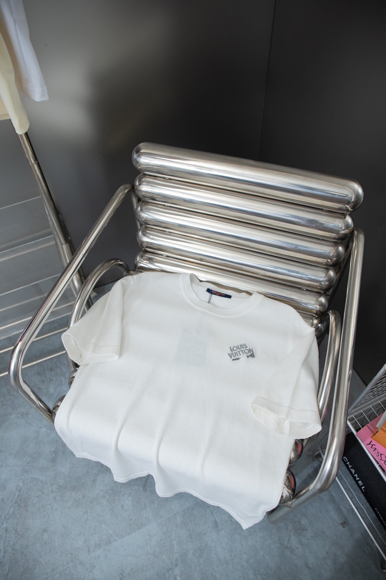 Camiseta con bordado de alfileres