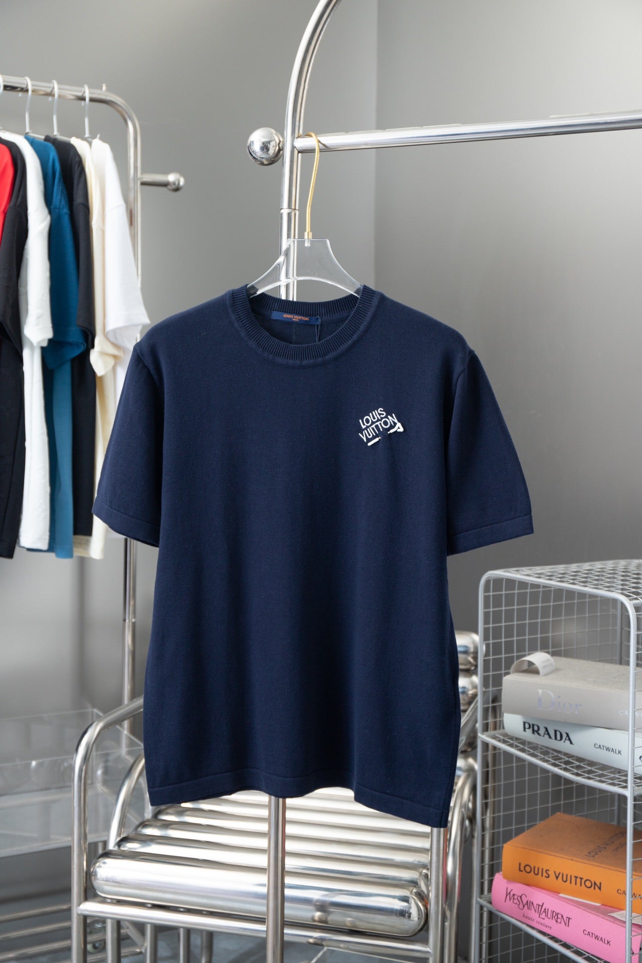 Camiseta con bordado de alfileres