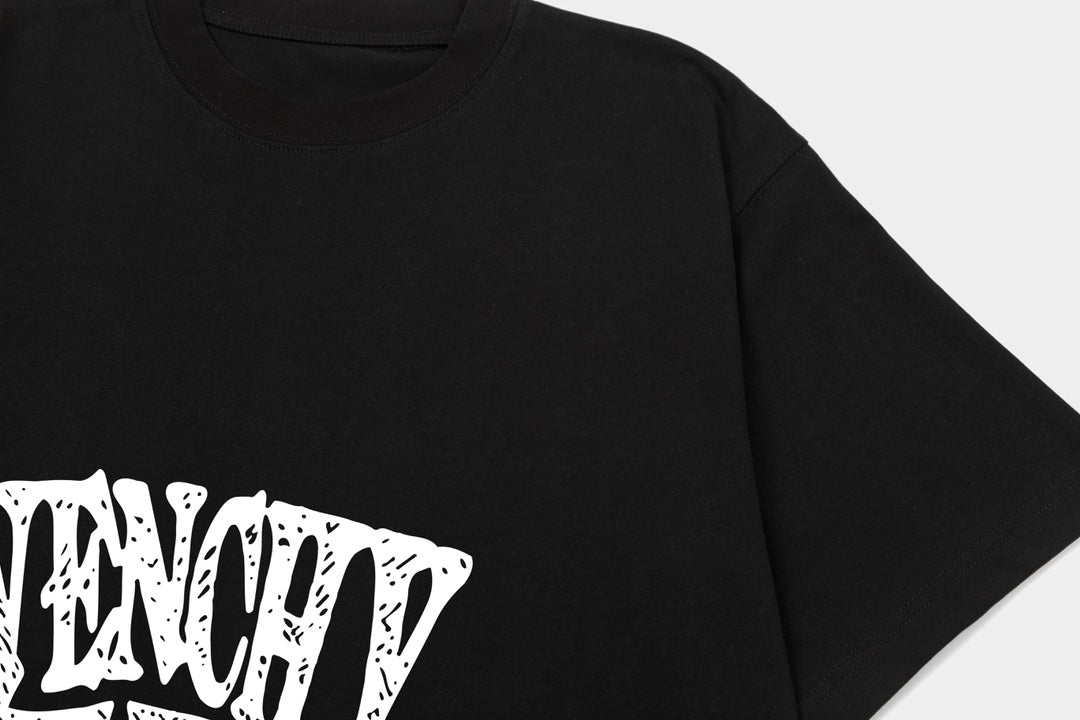Camiseta con estampado de letras dibujadas a mano