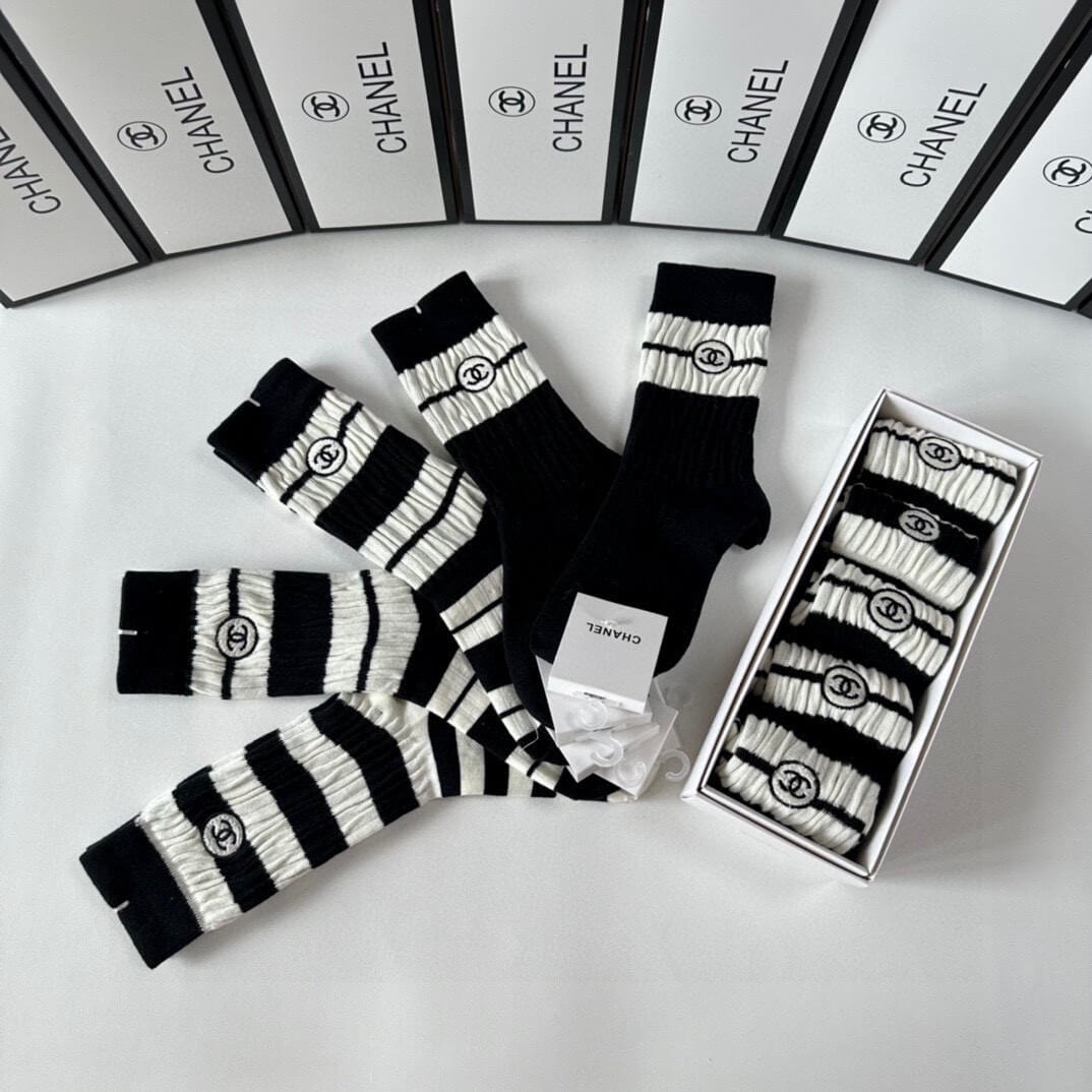 Calcetines bordados de longitud media