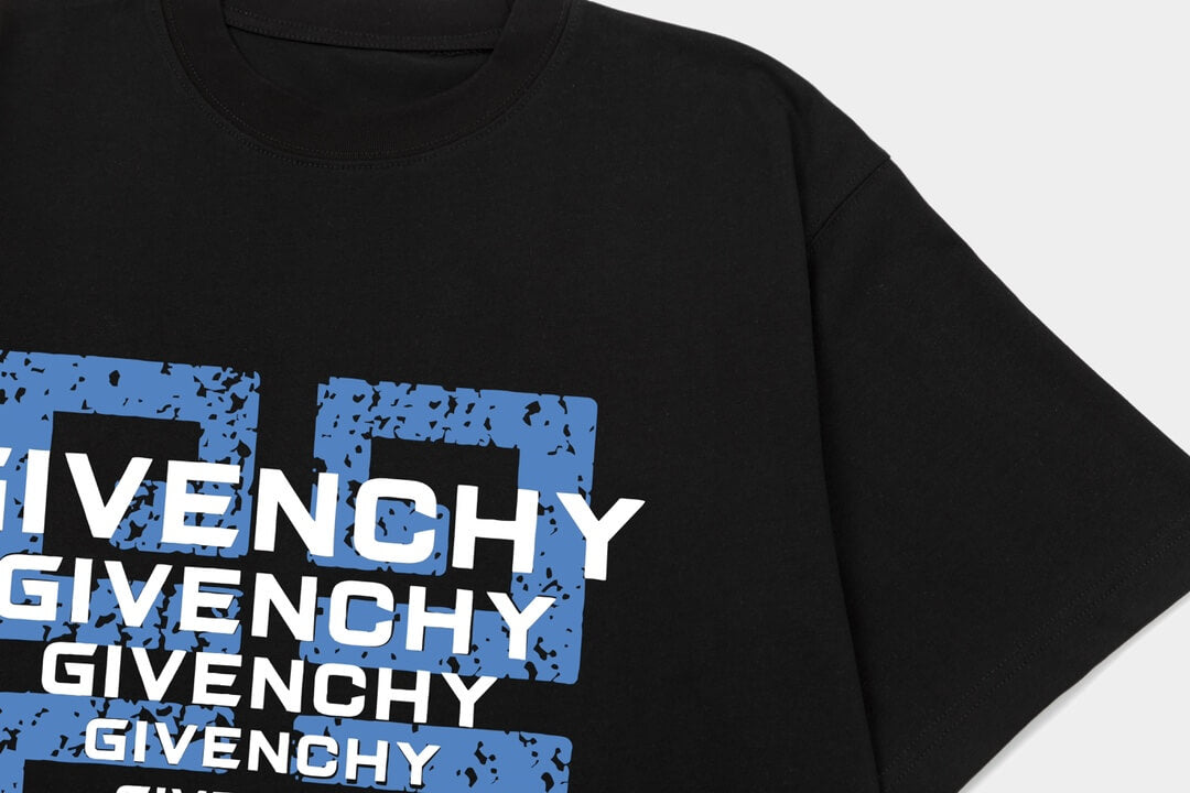 Camiseta con estampado de letras múltiples